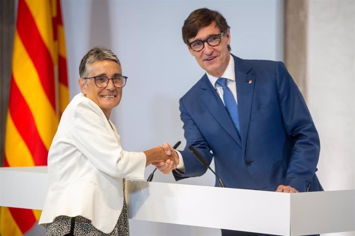 Archivo - La consellera de Salud, Olga Pané, y el presidente de la Generalitat de Catalunya, Salvador Illa, durante el acto de toma de posesión del Govern catalán, en el Palau de la Generalitat, a 12 de agosto de 2024, en Barcelona, Catalunya