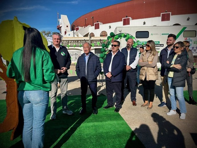 La Junta promueve la igualdad en los cuidados de salud con la 'Caravana de la Corresponsabilidad en Cuidados de Salud'.