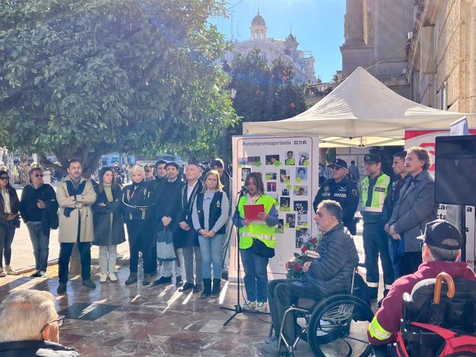 Imagen del acto de conmemoración del Día Mundial en Recuerdo de las Víctimas de la Violencia Vial en la plaza del Ayuntamiento de València, organizado por la Asociación de Ayuda y Orientación a los Afectados por siniestros de Tráfico (Stop Accidentes).