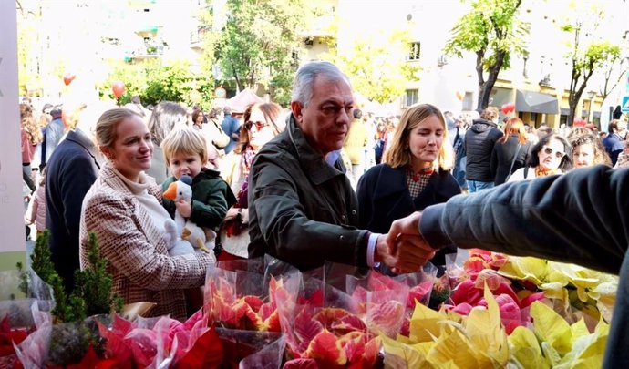 El alcalde de Sevilla, José Luis Sanz, visita algunas actividades navideñas de la ciudad.