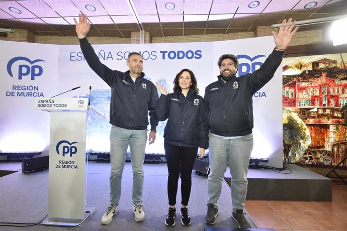 (I-D) El alcalde de Caravaca de la Cruz, José Francisco García, la presidenta de la Comunidad de Madrid, Isabel Díaz Ayuso, y el presidente de la Región de Murcia y presidente del PP de Murcia, Fernando López Miras, durante un acto con afiliados y simpati