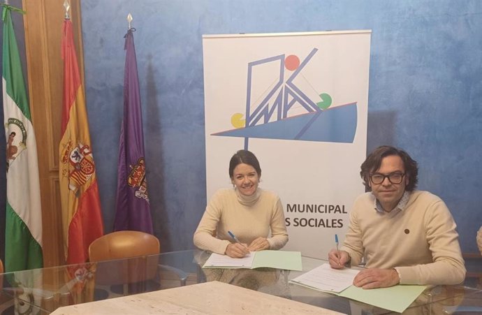 Firma del convenio del Ayuntamiento de Jaén y la asociación Engloba.