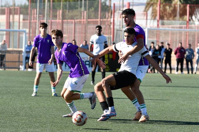 La presentación ha tenido lugar en el descanso del partido del equipo juvenil contra el Córdoba CF.