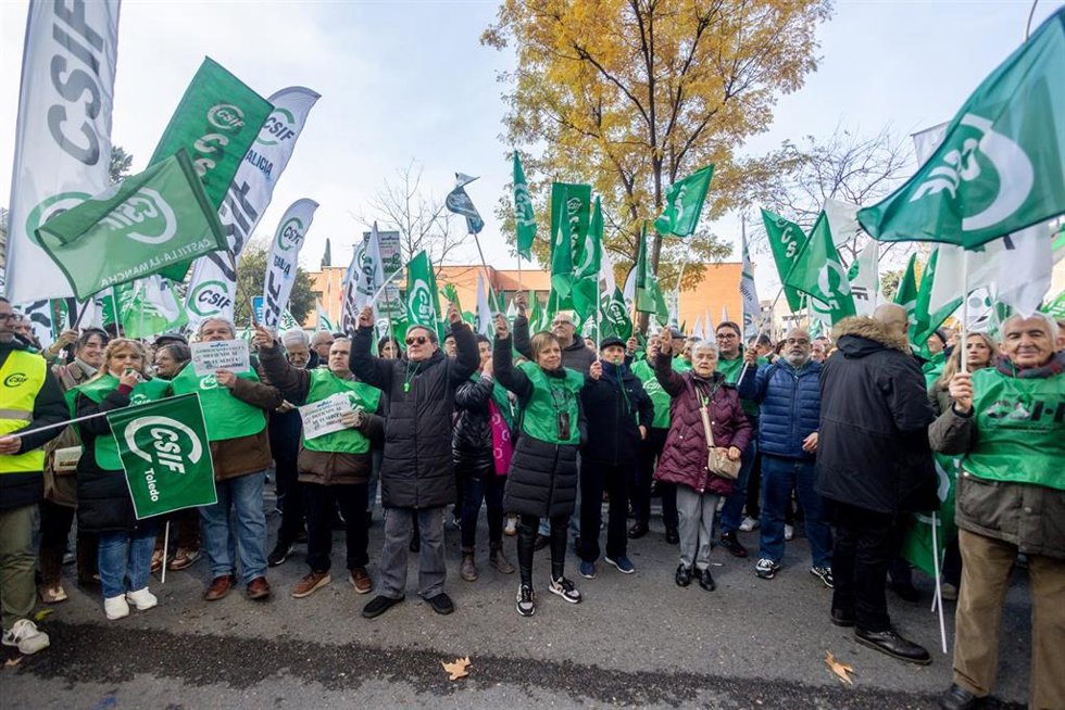 Varias personas durante una concentración, frente a la Dirección General de Muface de Madrid, a 14 de diciembre de 2024, en Madrid (España). La Central Sindical Independiente y de Funcionarios (CSIF) ha convocado una movilización ante la Dirección Gener