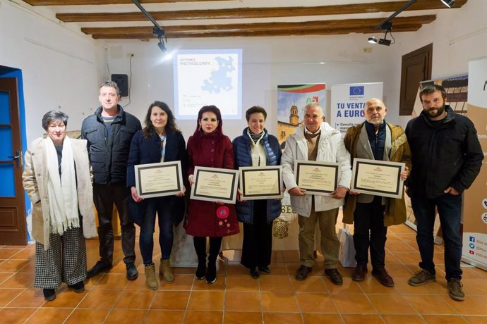 Foto de familia con los galardonados en la entrega de los XIII Premios Maestrazgo-Europa.