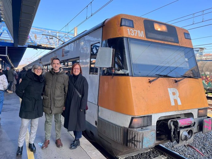 La diputada al Parlament, Montse Bergés, la vice-presidenta de la Diputació de Lleida, Sandra Castro i el portaveu adjunt del grup d'ERC a la Paeria de Lleida, Juanjo Falcó, a l'acte d'inauguració de la LR4