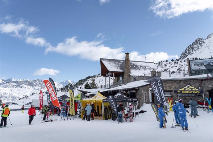 Ambiente este fin de semana en la estación de Formigal Panticosa en el primer fin de semana de pistas abiertas.