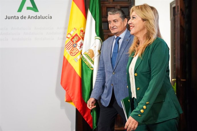 Archivo - La consejera de Economía, Hacienda y Fondos Europeos y portavoz del Gobierno, Carolina España (i), y el consejero de la Presidencia, Interior, Diálogo Social y Simplificación Administrativa, Antonio San (d), en una foto de archivo. 