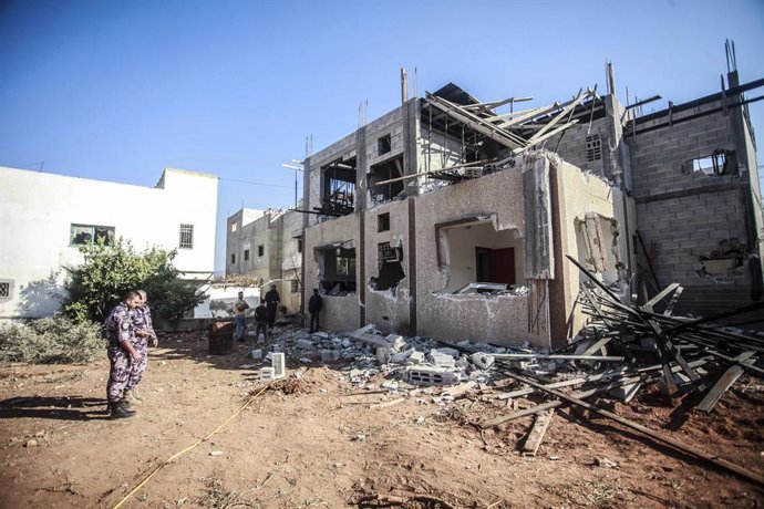 Archivo - November 5, 2024, Jenin, Palestine: A civil defense man looks at a house damaged by Israeli forces during an operation in the West Bank town of Tamoun, near Jenin, with the aim of assassinating Palestinians. Two Palestinian youths were killed an