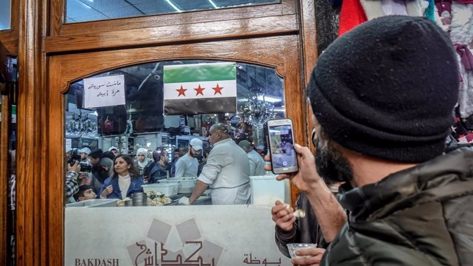 La nueva bandera siria, símbolo de la revolución, en una tienda en la capital del país, Damasco