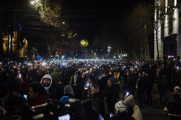 Manifestación frente al Parlamento de Georgia contra el Gobierno de Sueño Georgiano