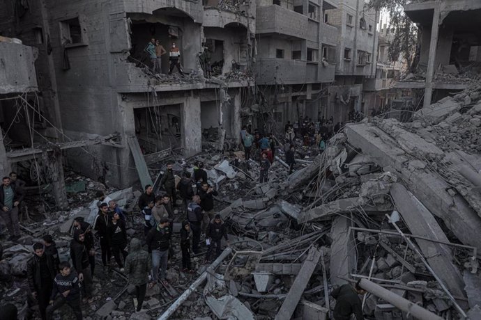 Vista de un edificio destruido por ataques de Israel en el campo de refugiados de Nuseirat, en el centro de Franja de Gaza