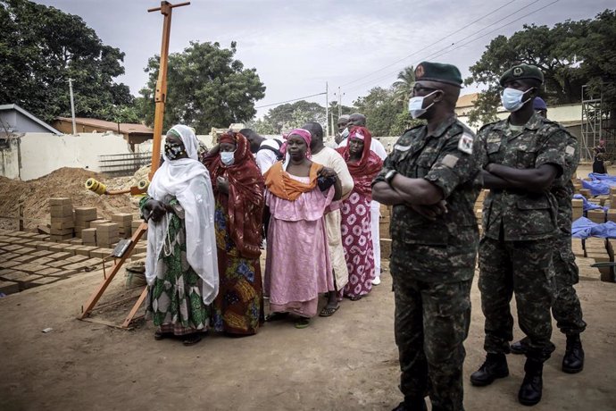 Archivo - Imagen de archivo de una votación en las primeras elecciones presidenciales en Gambia desde que Yahya Jamé fuera derrocado en 2017