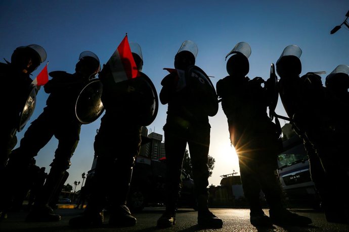 Archivo - 01 October 2020, Iraq, Baghdad: Police officers stand guard at Firdos Square during a demonstration marking the first anniversary of October's anti-government demonstrations in Iraq. Photo: Ameer Al Mohammedaw/dpa