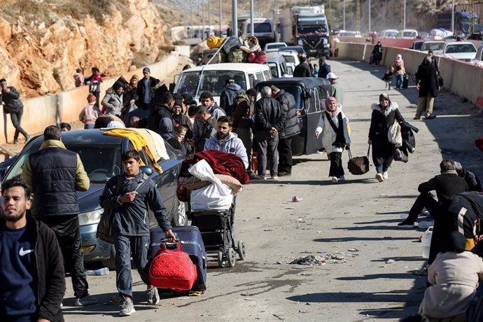 Sirios huyen hacia Líbano tras la caída del régimen de Bashar al Assad