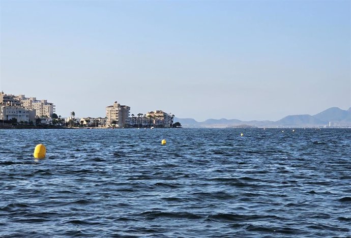 Archivo - Balizamiento en el Mar Menor durante 2023 con boyas similares a las que se utilizarán.