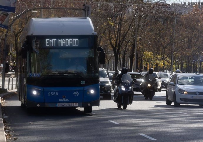 Un autobús de la EMT, a 9 de diciembre de 2024, en Madrid (España). 