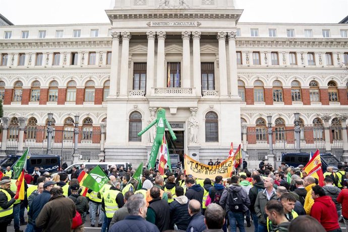 Archivo - Agricultores y ganaderos sujetan pancartas durante una protesta ante el Ministerio de Agricultura, a 15 de febrero de 2024, en Madrid (España). Agricultores y ganaderos han irrumpido hoy en la décima jornada de protestas para trasladar sus reivi