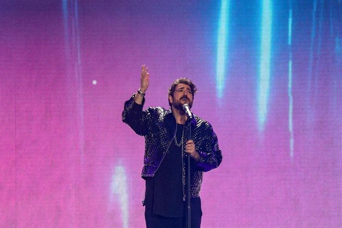 Archivo - Antonio Orozco actúa durante un concierto benéfico de Cadena 100 bajo el título, ‘La noche de CADENA 100’, en el Wizink Center.