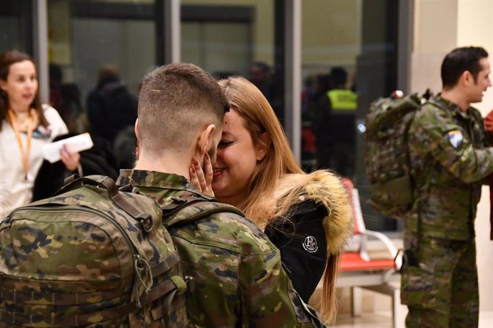 Un soldado de la Brigada Extremadura XI es recibido a su llegada a Badajoz.