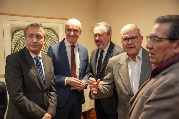 El secretario general del PSOE-A, Juan Espadas (tercero por la izquierda) con Javier Fernández, Antonio Muñoz y Manuel Chaves en un desayuno informativo organizado por Europa Press Andalucía en Sevilla.