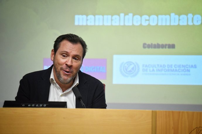 El ministro de Transportes, Óscar Puente, durante la presentación del libro 'Bulos: Manual de combate', en la Facultad de Ciencias de la Información de la Universidad Complutense, a 12 de diciembre de 2024, en Madrid (España).