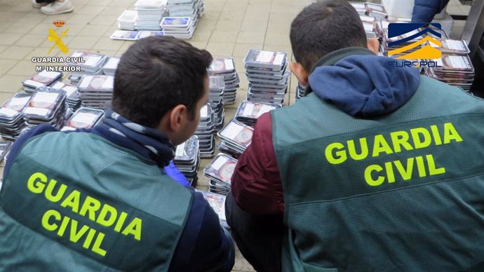 La Guardia Civil desarticula una red criminal que comerciaba anguila europea para su consumo humano mediante empresarios españoles asentados en México.