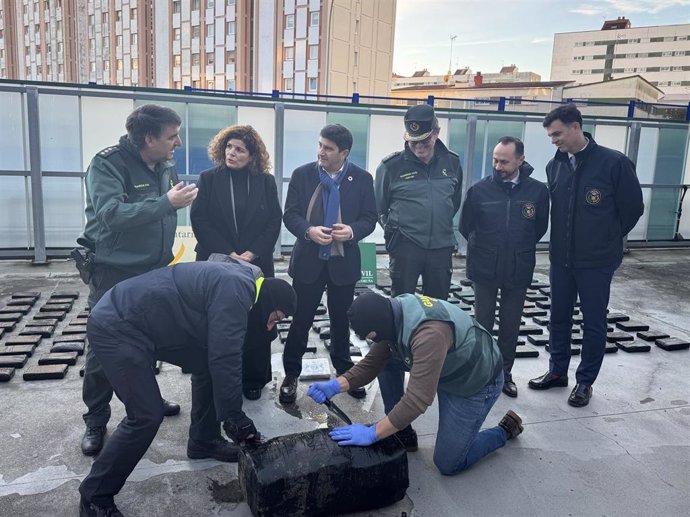 El delegado del Gobierno en Galicia, Pedro Blanco, en un acto en Lonzas, en el Comandancia de A Coruña, lugar donde se trasladó la droga incautada