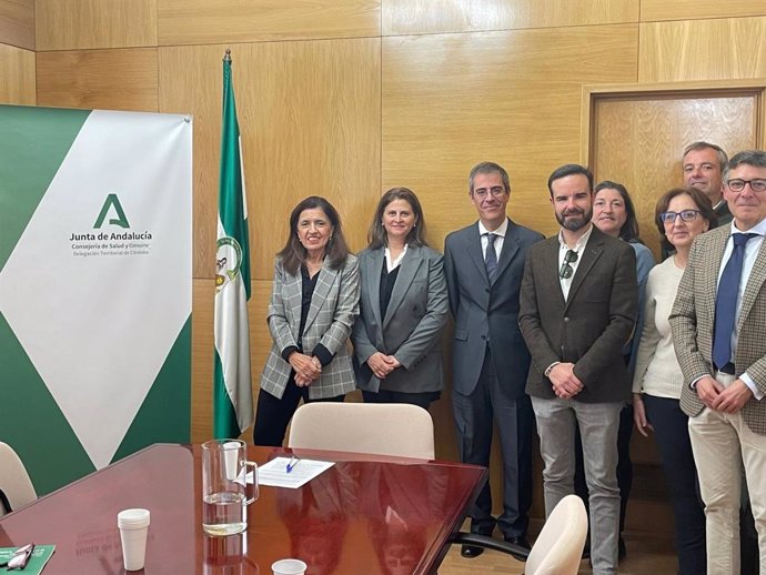 La delegada de Salud y Consumo de la Junta, María Jesús Botella (izda.), en el encuentro con el Colegio de Dentistas.