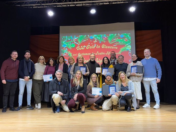 Foto de familia con los ganadores del séptimo certamen de teatro para aficionados 'Teatro Algabeño'