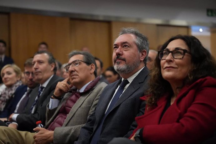 El secretario general del PSOE-A, Juan Espadas, asiste a un desayuno informativo de Europa Press Andalucía con el portavoz municipal del PSOE en el Ayuntamiento de Sevilla, Antonio Muñoz, en Sevilla.