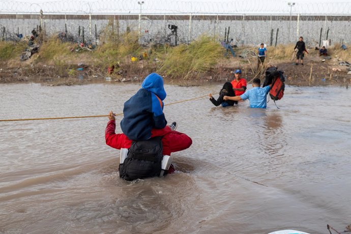 Archivo - Migrantes cruzan la frontera de México con Estados Unidos.