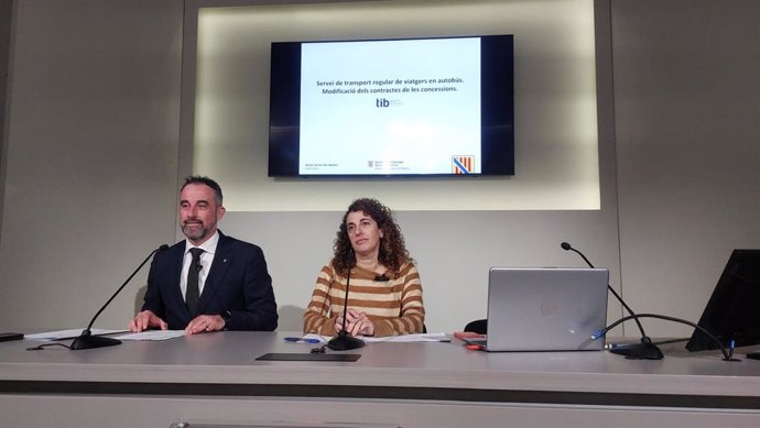 El conseller de Vivienda, Movilidad y Territorio, José Luis Mateo, y la directora general de Movilidad, Lorena del Valle, en rueda de prensa.