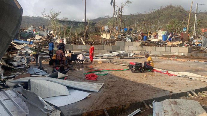 15 December 2024, France, Mamoudzou: People inspect the damage caused by Cyclone Chido on the French territory of Mayotte. Photo: Kwezi/AFP/dpa