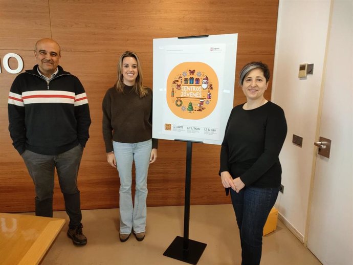 La concejala de Juventud, Laura Lázaro, junto a el jefe de la unidad de Juventud, Alberto Martínez, y la responsable de Adolescencia y Centros Jóvenes del Ayuntamiento, Sara del Campo, presentan la programación para Navidad en los centros jóvenes