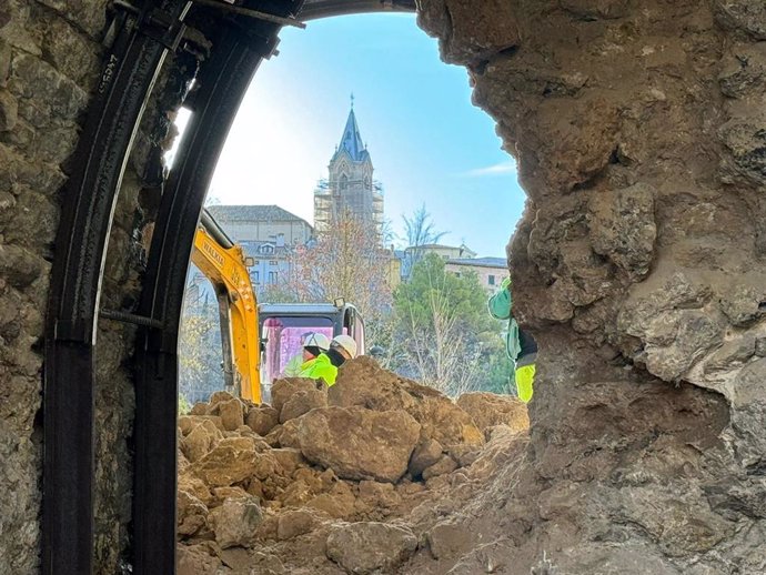 Obras en el túnel bajo el Puente de la Trinidad de Cuenca.