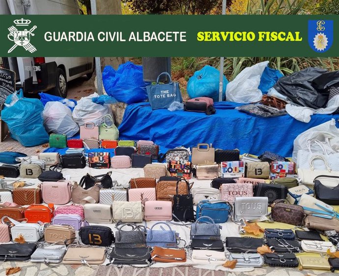 Complementos y prendas de ropa falsificadas aprehendidas por la Guardia Civil de Albacete.