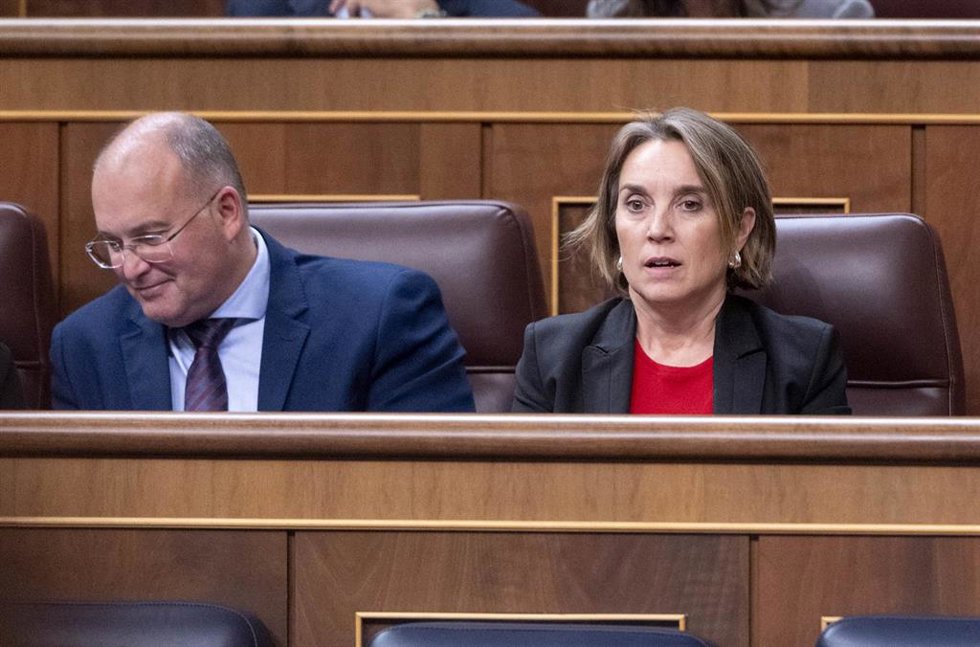 Archivo - El portavoz del PP en el Congreso, Miguel Tellado y la secretaria general del PP nacional, Cuca Gamarra, durante una sesión plenaria, en el Congreso de los Diputados, a 22 de octubre de 2024, en Madrid (España). El Congreso vota la toma en con