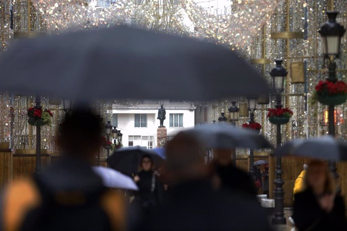 Gente con paraguas por las calles de Málaga. A 12 de diciembre de 2024 en Málaga, Andalucía (España). 