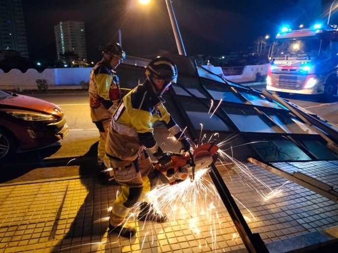 Bomberos de Tenerife cortan una valla de publicidad tras el paso de la borrasca 'Dorothea' por la isla