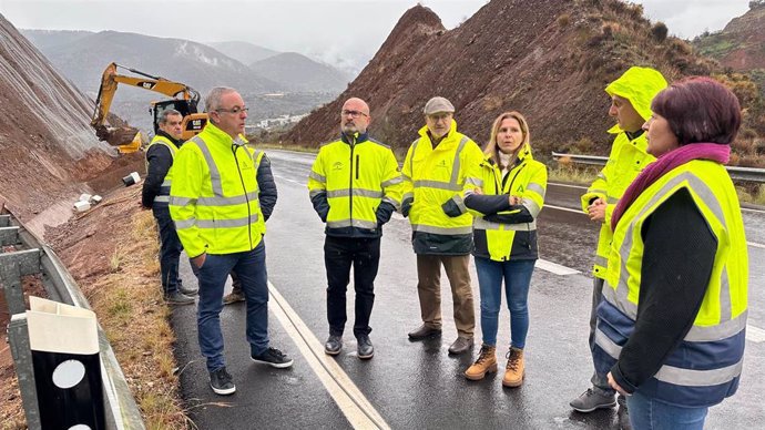 La delegada de Fomento, Articulación del Territorio y Vivienda de la Junta en Almería, Dolores Martínez, en su visita a las obras de la carretera A-348, a su paso por Canjáyar (Almería).