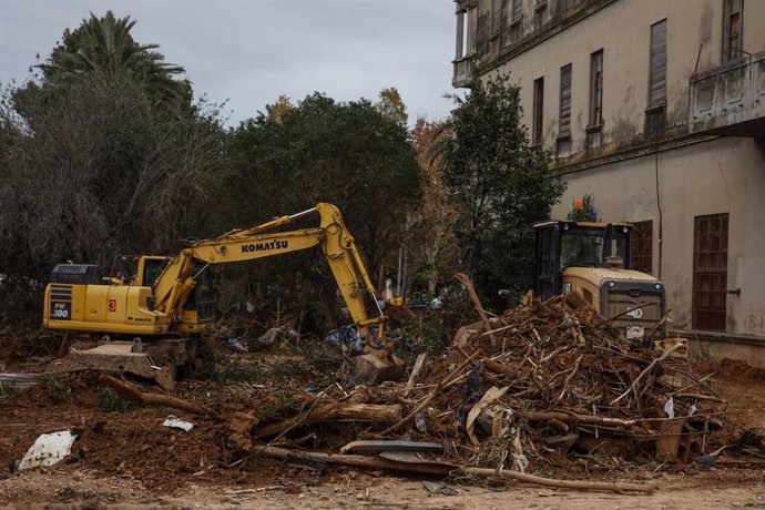 Una màquina excavadora treballa a Paiporta