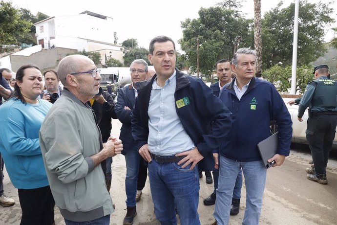 Archivo - El presidente de la Junta de Andalucía, Juanma Moreno, y el consejero de la Presidencia, Antonio Sanz, en una imagen de 14 de noviembre durante la visita al municipio de Benagarmosa (Málaga) tras el paso de la DANA.