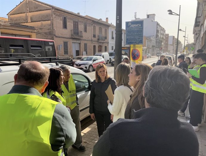 La alcaldesa de València, María José Catalá, en una visita a las pedanías de la ciudad afectadas por la dana