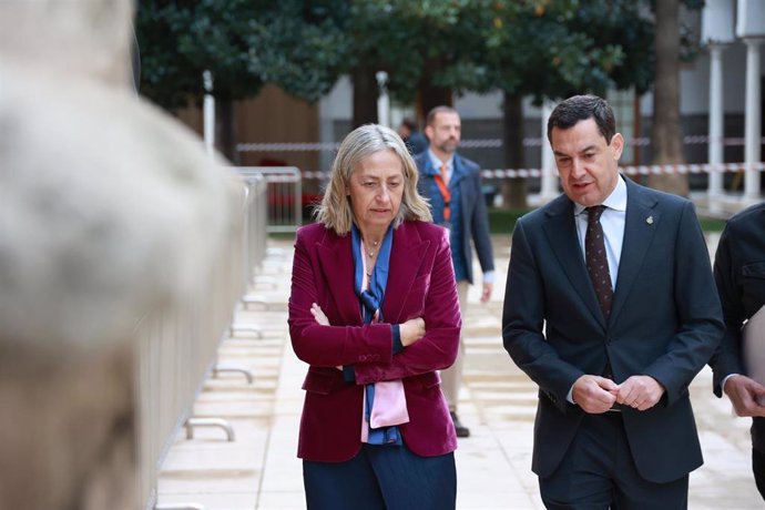 El presidente de la Junta de Andalucía, Juanma Moreno, junto a la  consejera de Salud y Consumo, Rocío Hernández, al inicio del Debate sobre el Estado de la Comunidad.