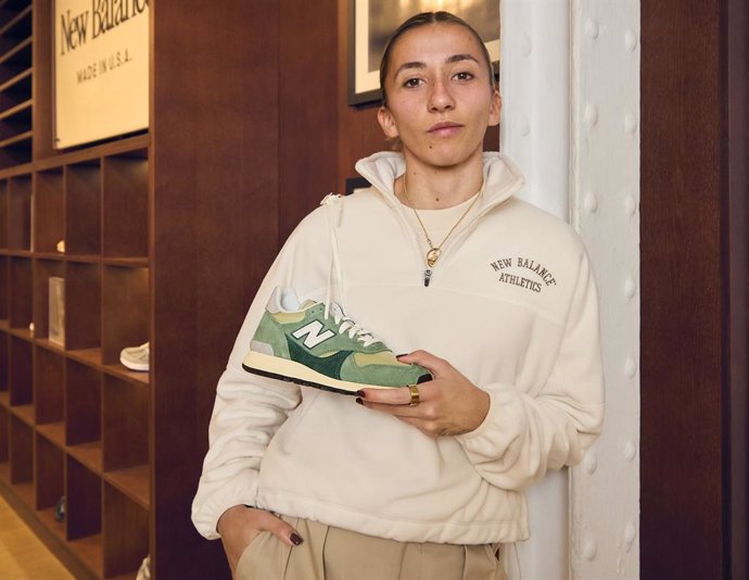 La jugadora yunquera Sheila García posa con una zapatilla de la marca.