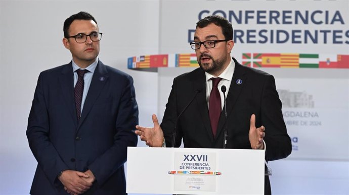 El presidente del Principado de Asturias, Adrián Barbón, ofrece una rueda de prensa tras la XXVII Conferencia de Presidentes, en el Palacio de la Magdalena, a 13 de diciembre de 2024, en Santander, Cantabria (España). La conferencia se celebra tras más de