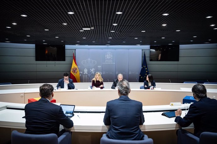 La vicepresidenta segunda, Yolanda Díaz, y el ministro de Industria, Jordi Hereu, en una reunión con responsables de Ford España