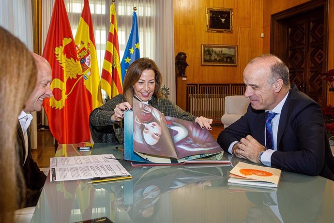 La alcaldesa de Zaragoza, Natalia Chueca, y el director geneal de Edelvives, Javier Cendoya