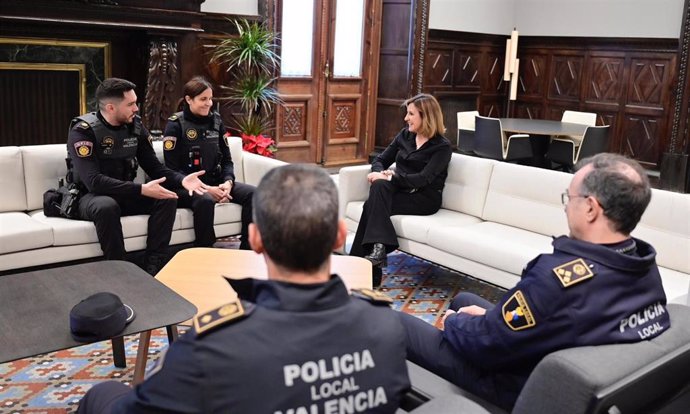 La alcaldesa de València, María José Catalá, recibe a los agentes de la Policía Local que la pasada semana salvaron la vida a un recién nacido que se había atragantado con su propio vómito y no respiraba